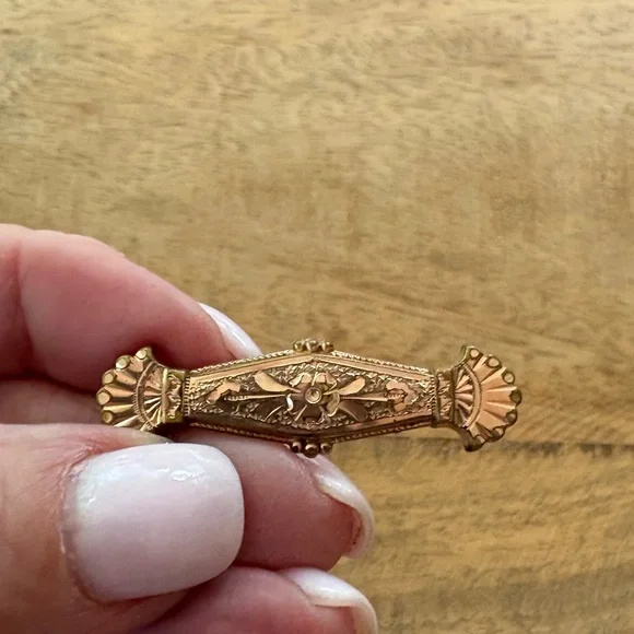 Vintage Estate Gold Brooch with Beautiful Floral Design - Picture 3 of 11